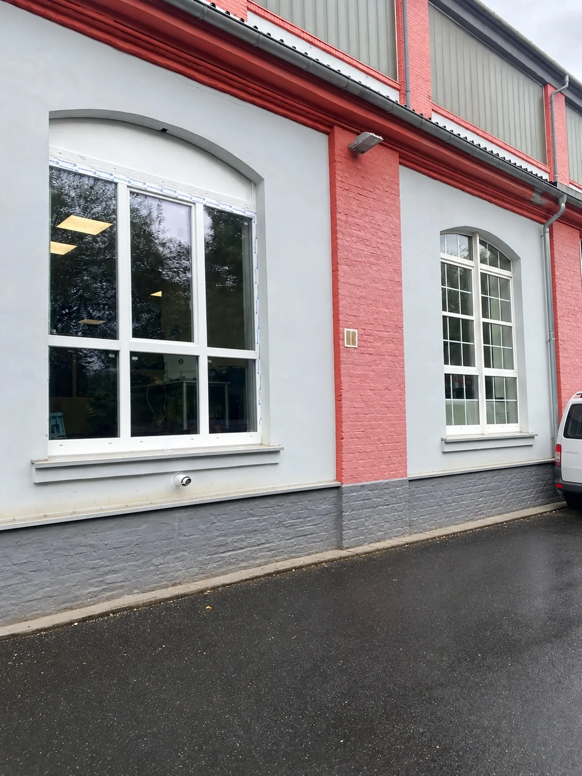 Weiße Gewerbefenster in einer Bestandsfassade