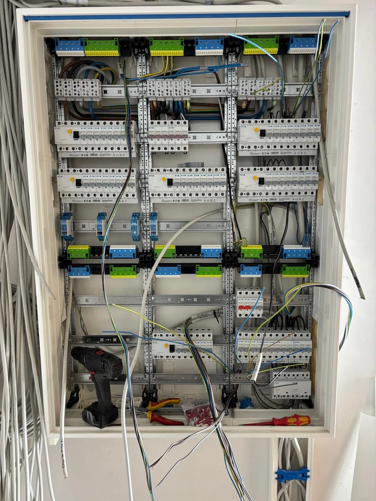 Geöffnete Elektroverteilung mit Reihenklemmen und Verdrahtung