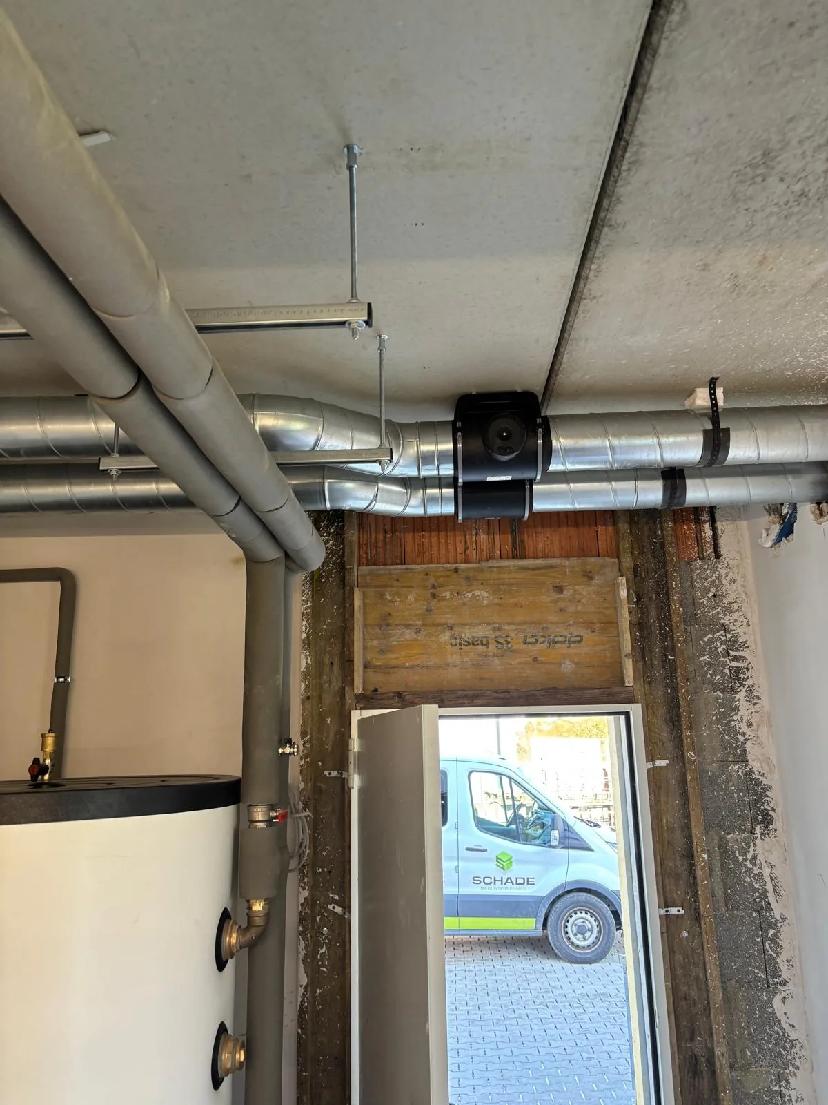 Lüftungsleitungen im Technikraum während der Montage